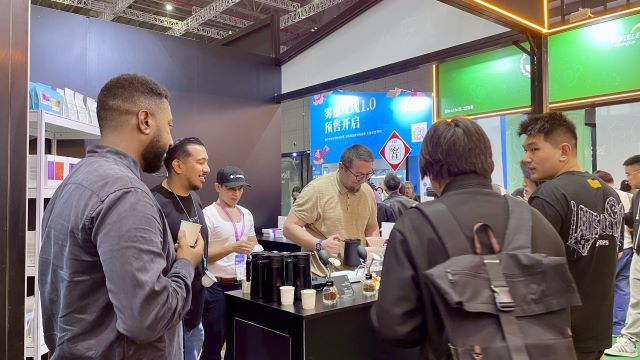 来自阿曼的咖啡烘焙展商正在与中国从业者交流   摄影/冯小芯